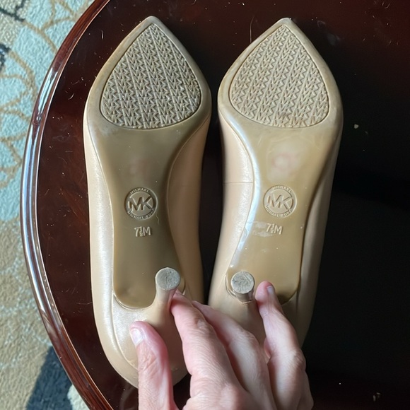 Michael Kors Like New Dorothy Leather Tan Classic Elegant 2 Inch Heels Size 7.5 - Picture 8 of 8